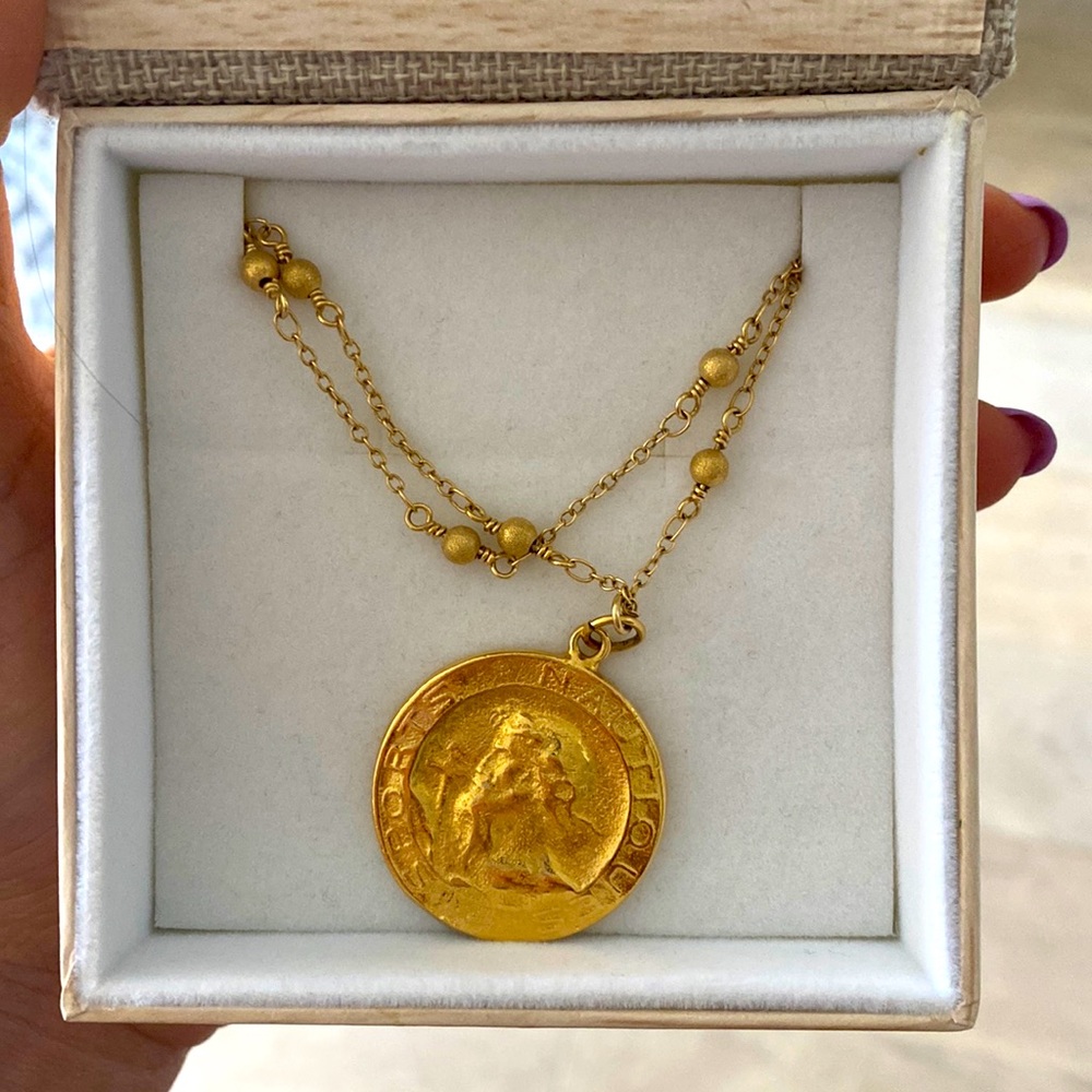 Beautiful Lili Claspe choker medallion necklace!